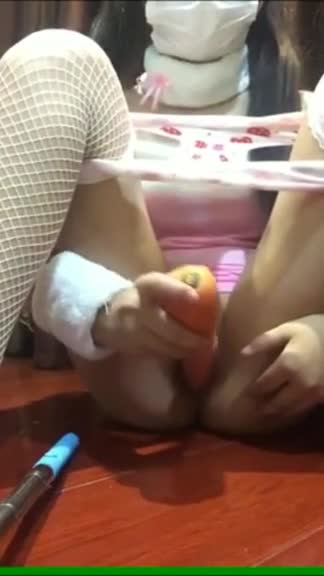 巨乳兔女郎大戰胡蘿蔔 還戰到噴水了呢!