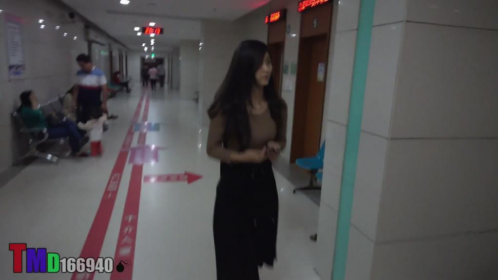 膽大牛人潛入婦幼保健院WC多角度偷拍手拿驗尿杯的皮褲妹子走起路來真MAN