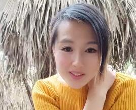 少妇的诱惑美熟女跟老公到果园野战.